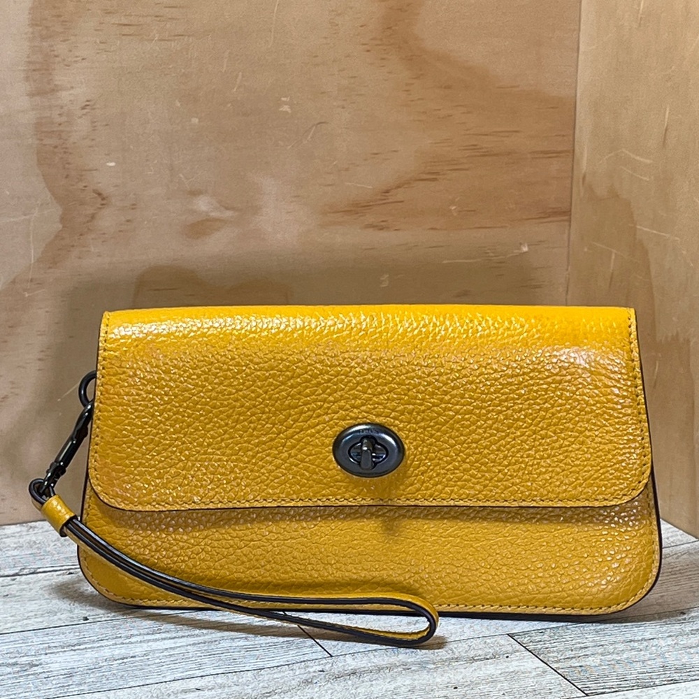 PreOwned Coach Original Leather Organizer Clutch Wristlet Ochre